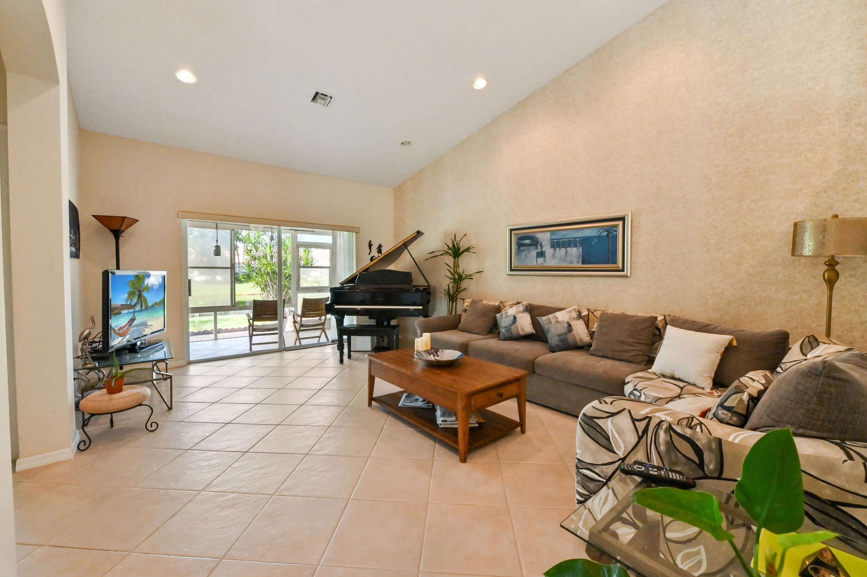17 Living Room 01