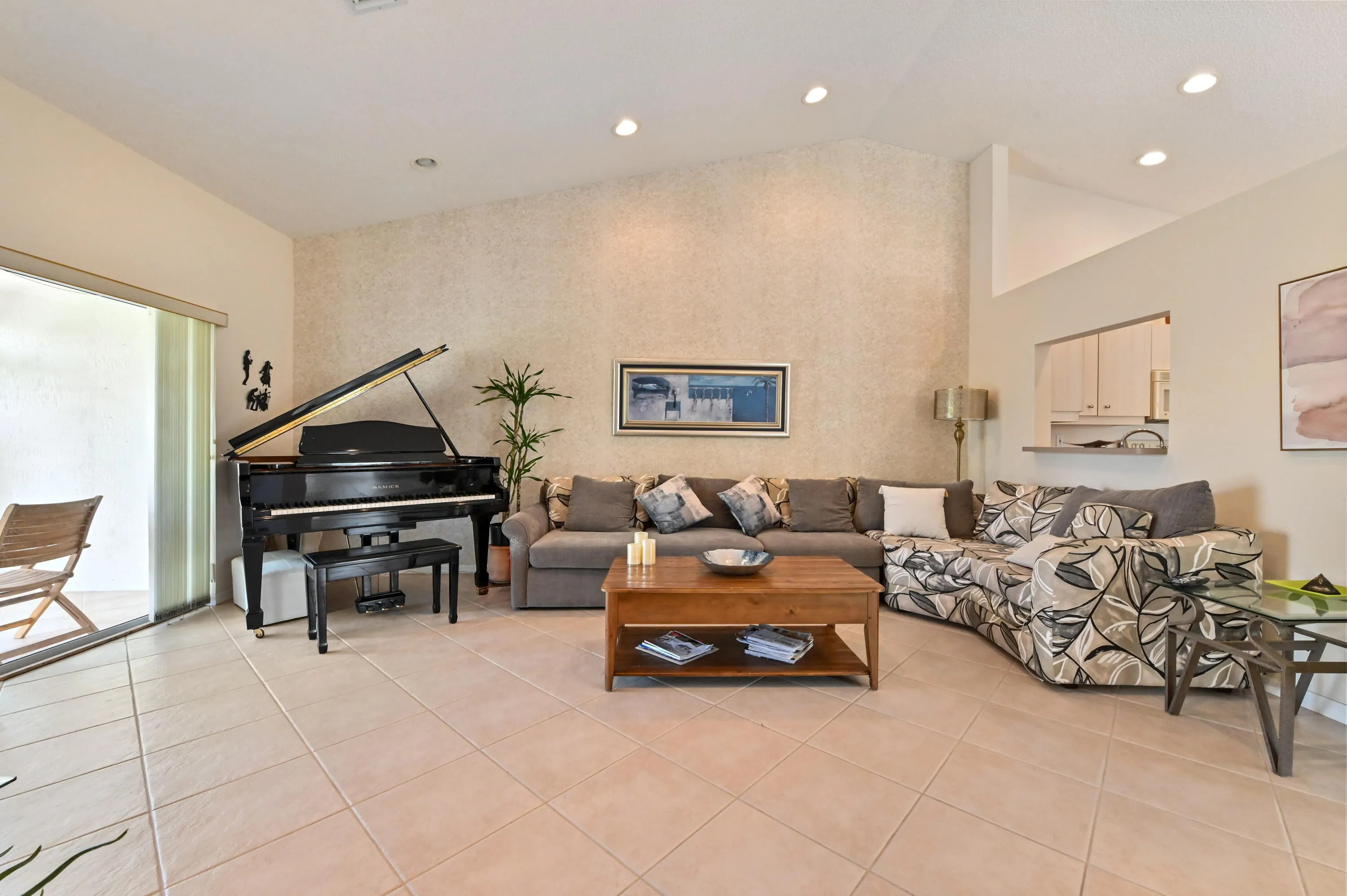 18 Living Room 02