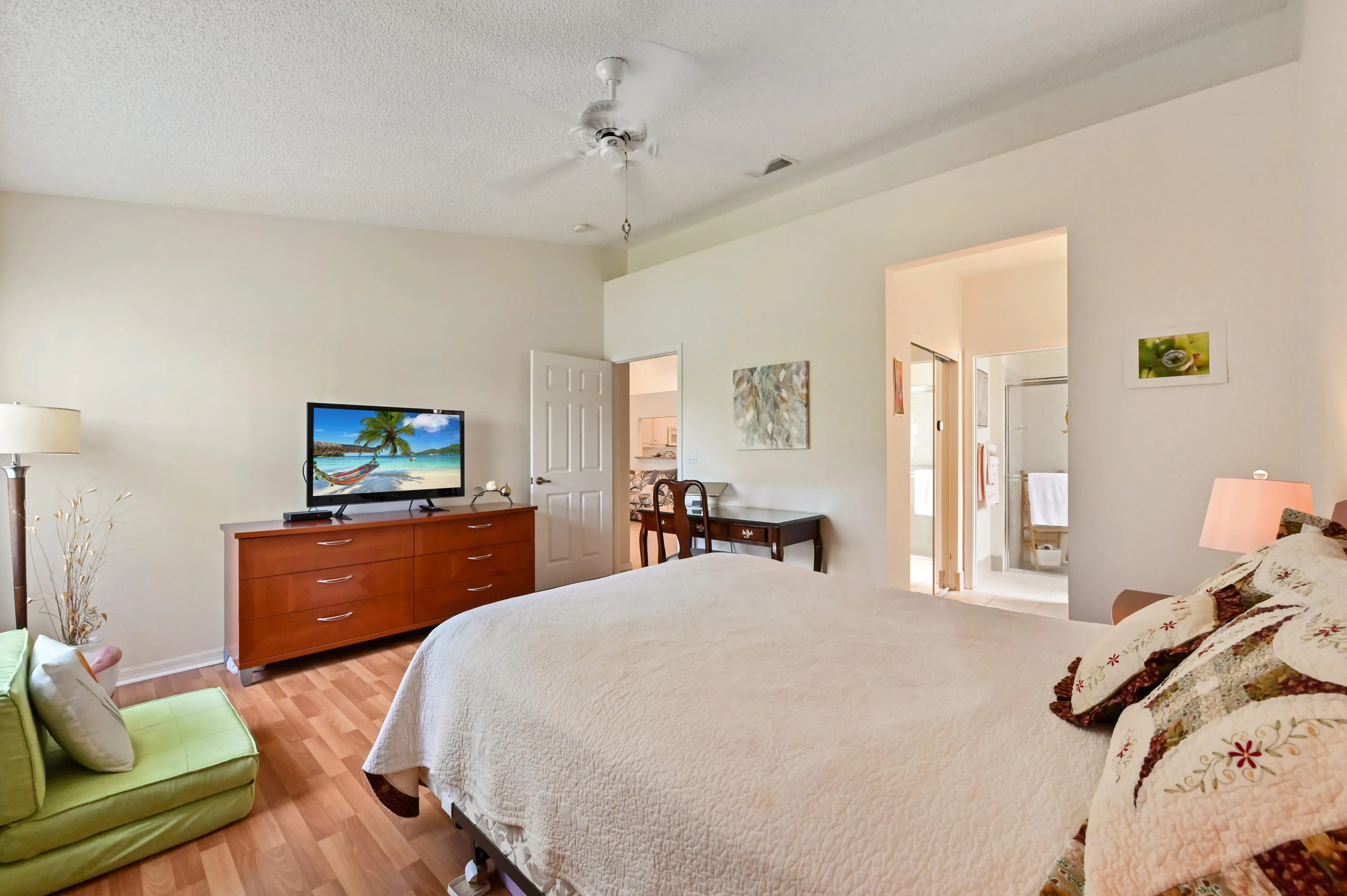 23 Bedroom 01