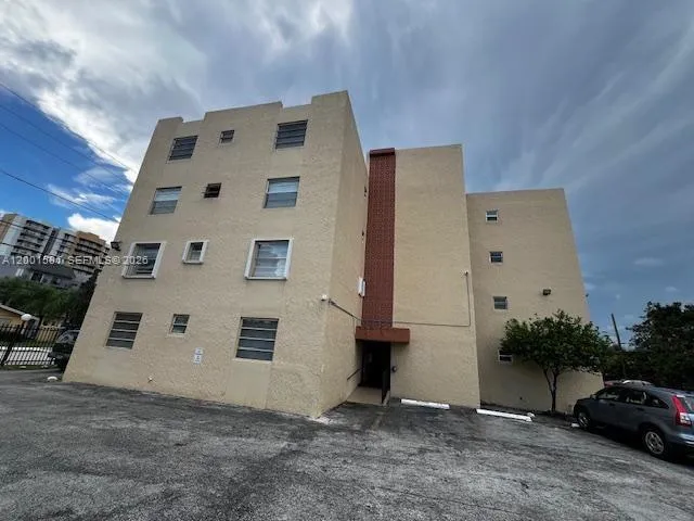 4 STORY BUILDING IN GRESAT LITTLE HAVANA AREA