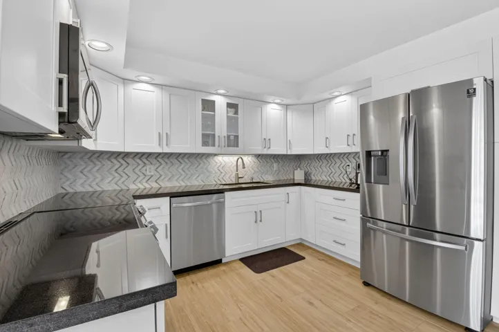 Granite countertops/tile backsplash