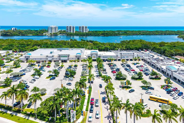 Publix Plaza walking distance