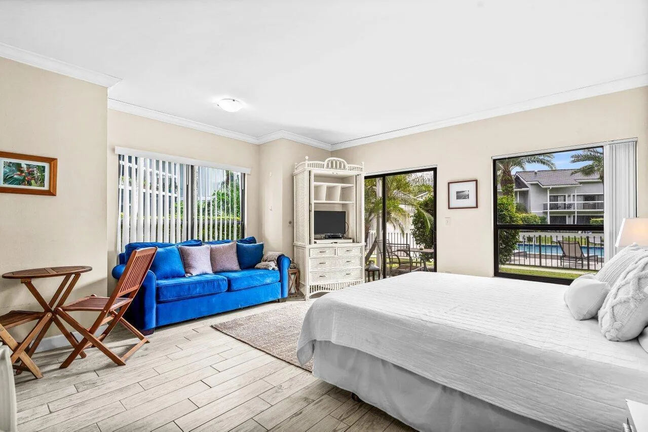006-11863WimbledonCircle-432-Wellington-
