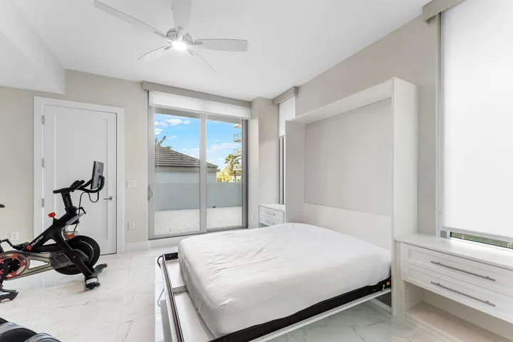 Den w Murphy Bed