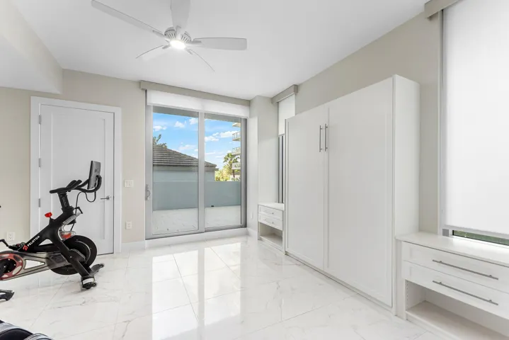 Den w Murphy Bed
