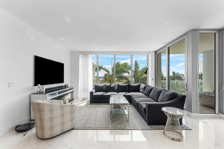 Bright Living Area w Private Balcony