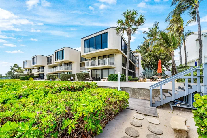 PRIVATE BEACH ACCESS AT YOUR BACK DOOR