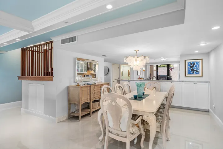 FORMAL DINING ROOM FOR ENTERTAINING