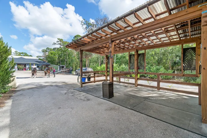 Barn Two Grooming Stalls 5792-4200x2800-