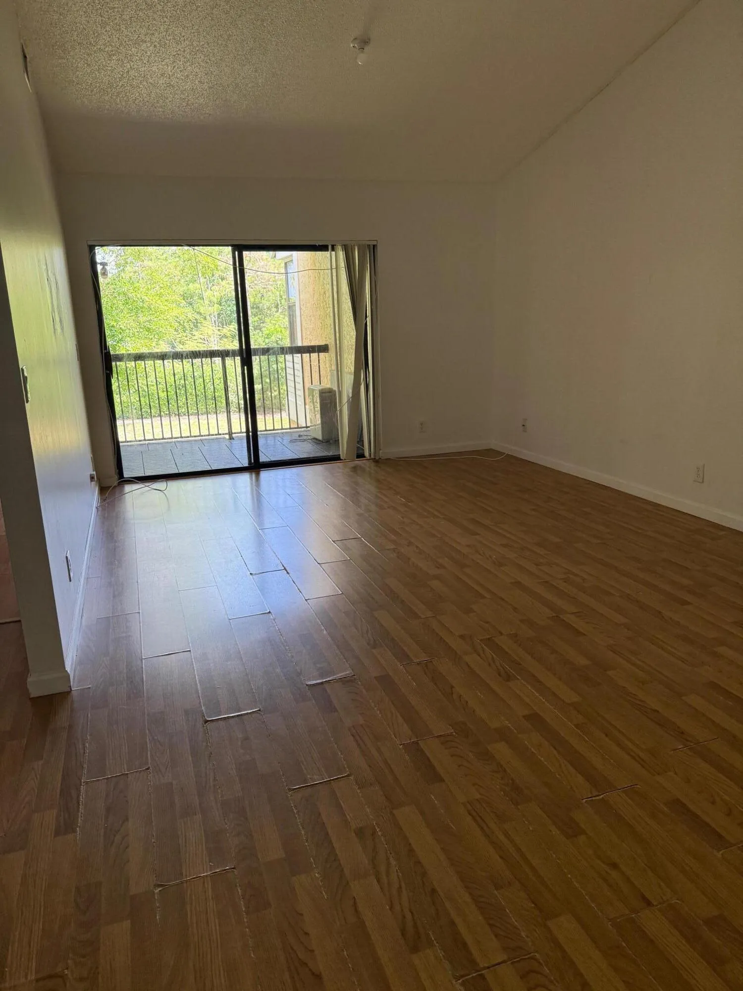 5721 LIVING ROOM 2