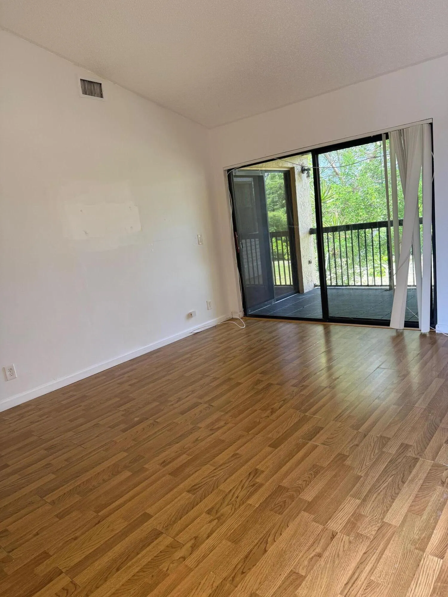 5721 LIVING ROOM