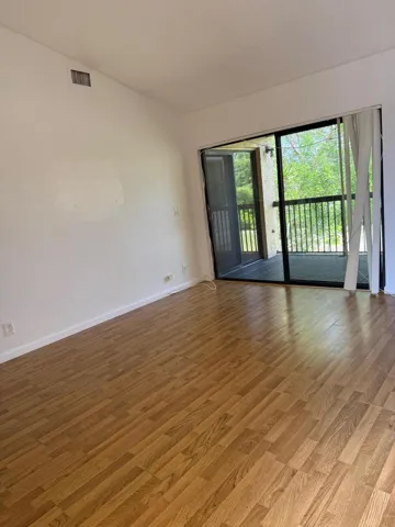 5721 LIVING ROOM