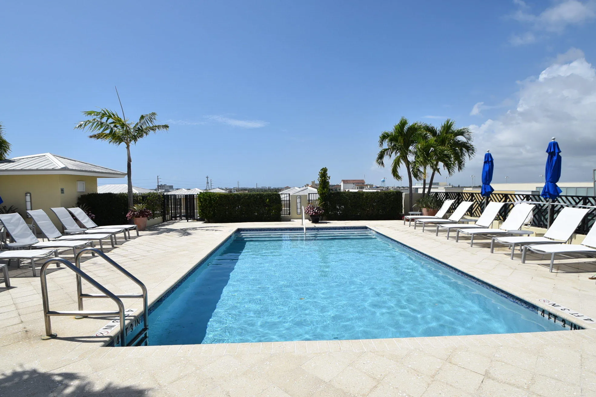 ROOFTOP POOL