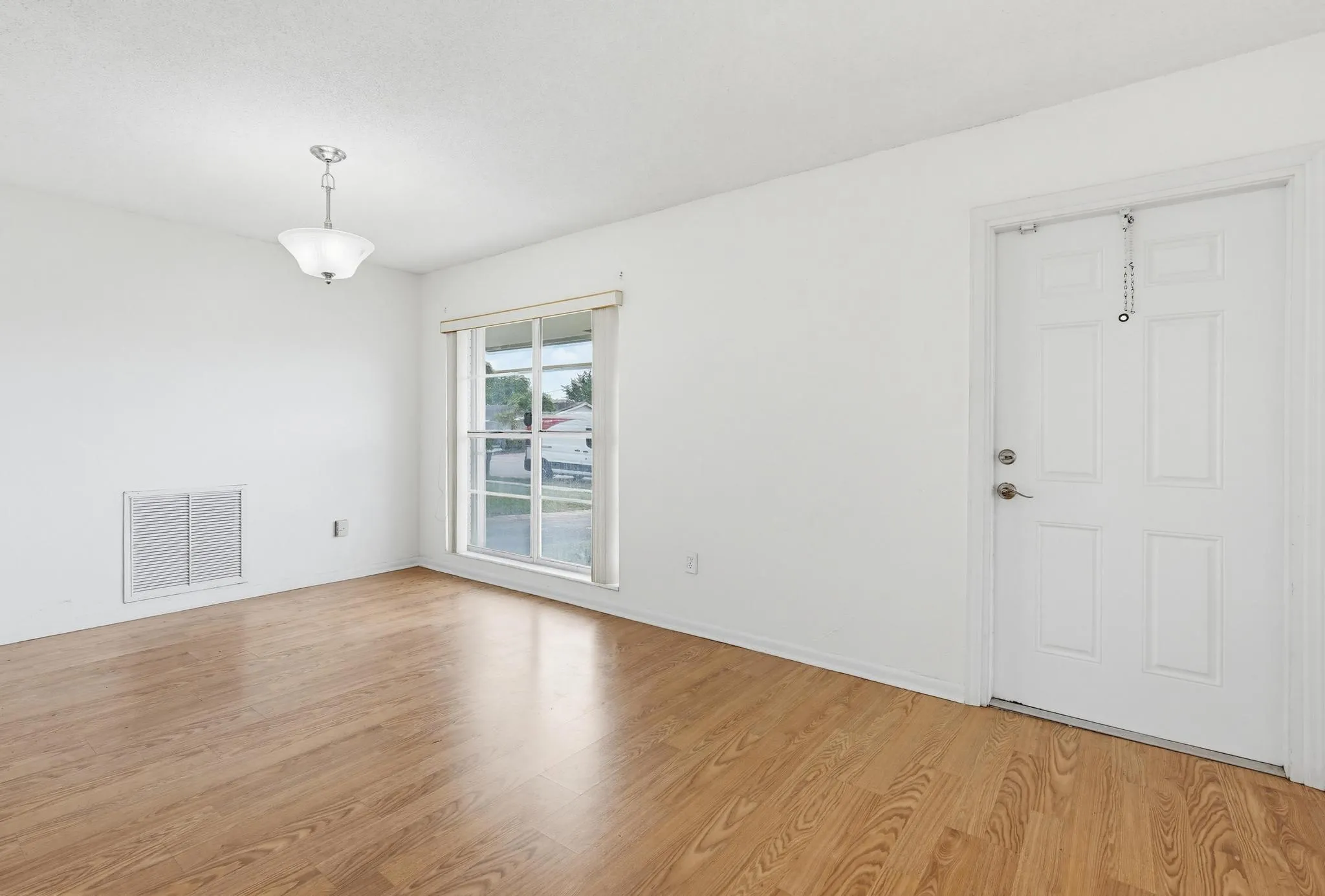 Laminate floors in living and dining areas