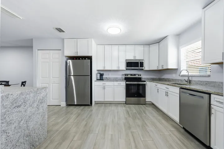 586_Laconia_Cir_Lake_Worth_001