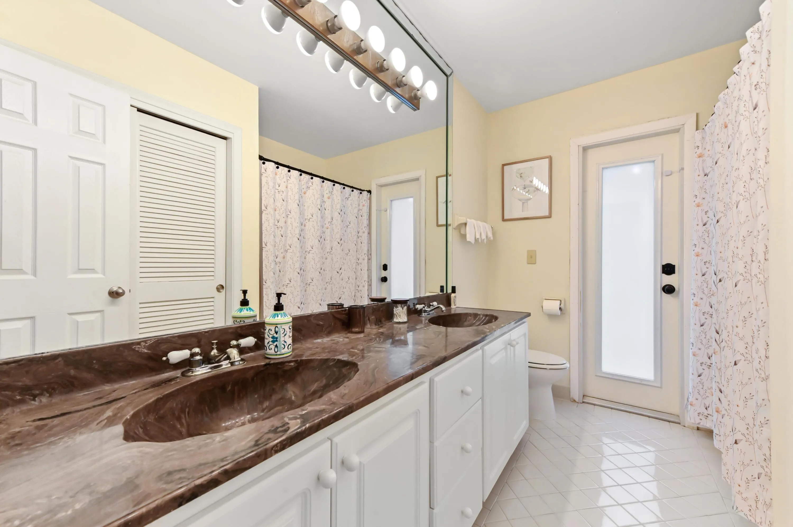 21 bathroom 01