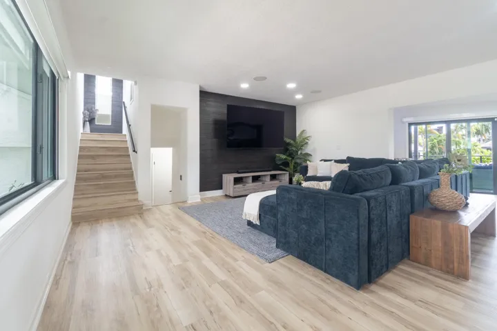 2878 NE 26St-18