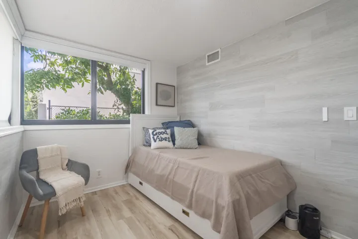 2878 NE 26St-35