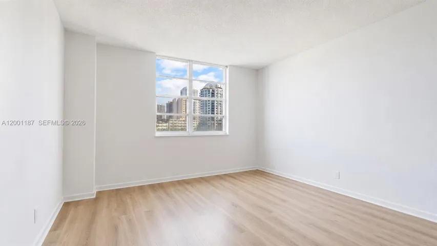 2nd Queen Size Bedroom