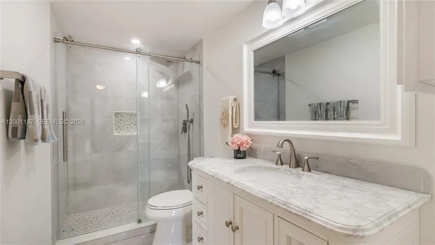 Quartz Guest FBath w/ Stand up Shower