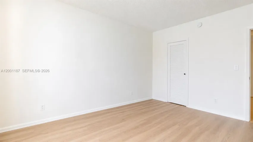 2nd Bedroom w/ Walk-in Closet