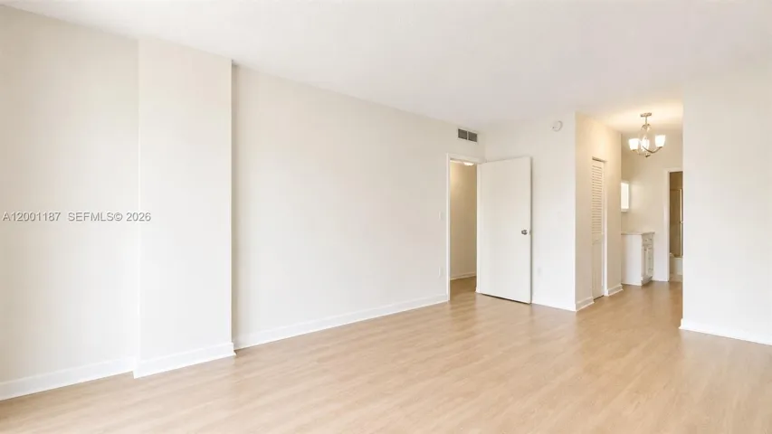 Ensuite w/ 2 walk in closets!