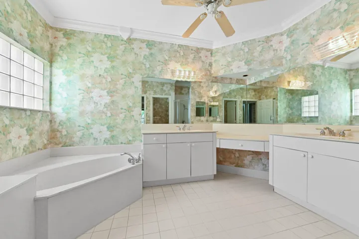 32 Bathroom 01