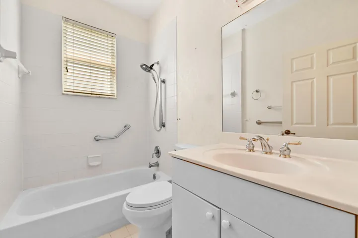 10 Bathroom 01