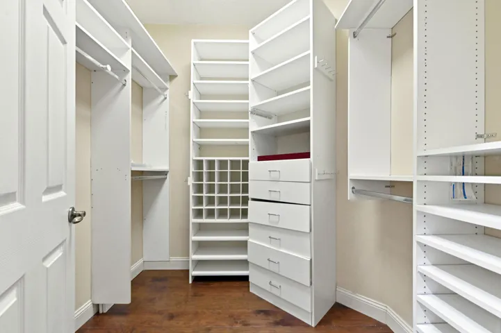 31 Closet 01