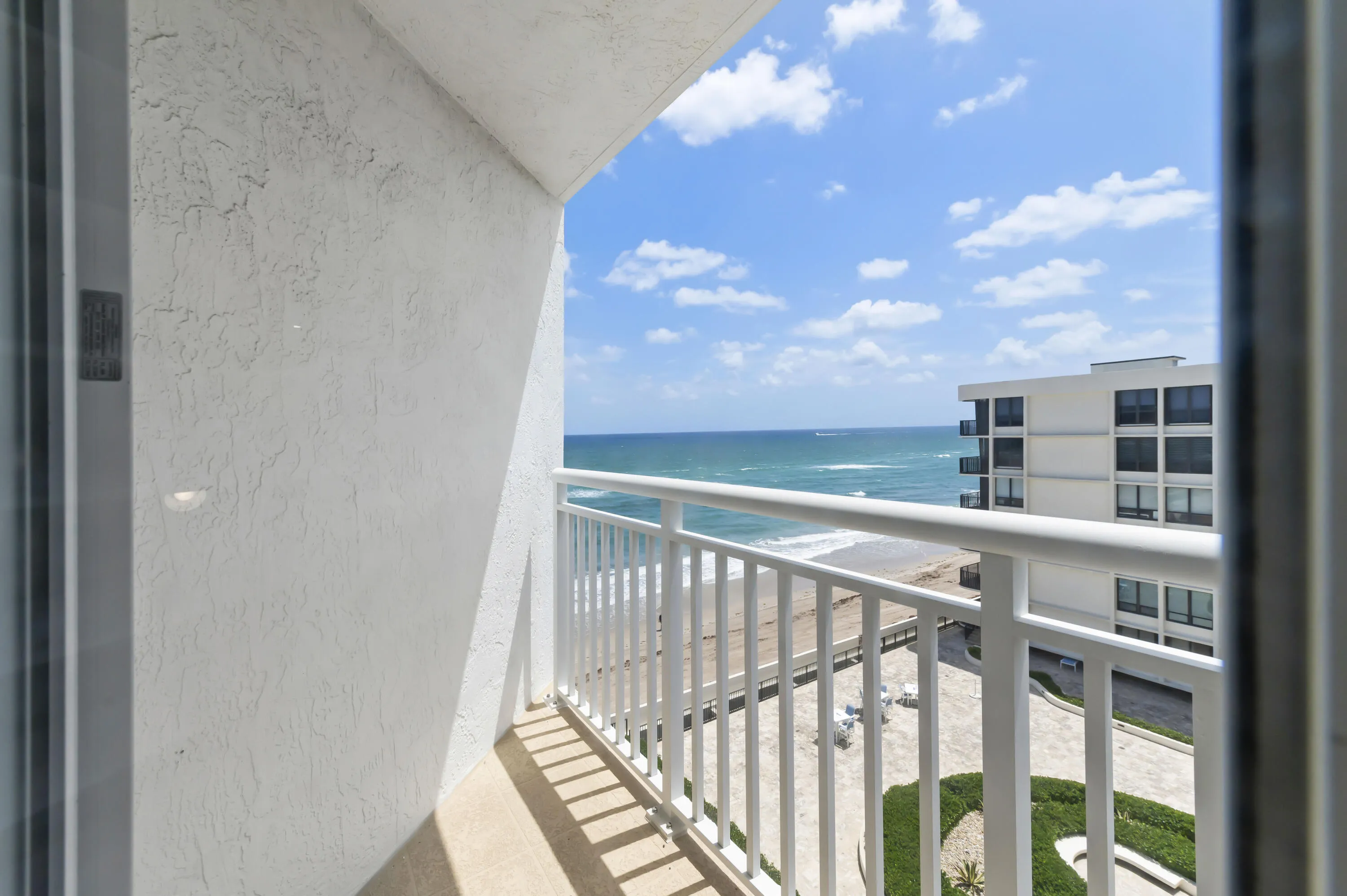 21 Family room balcony 01