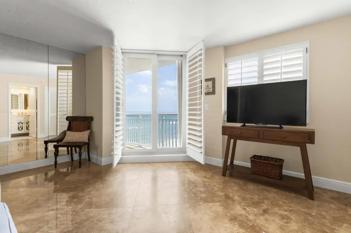 21 Family Room 03