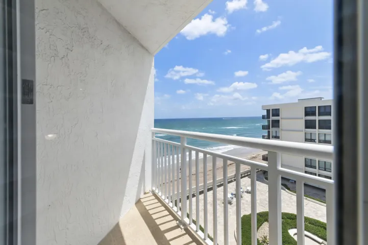 21 Family room balcony 01