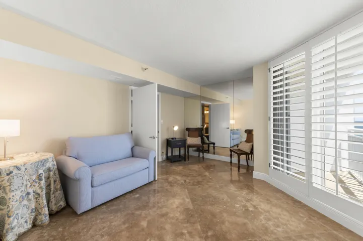 20 Family Room 02