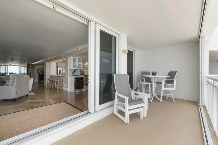 38 Balcony 03