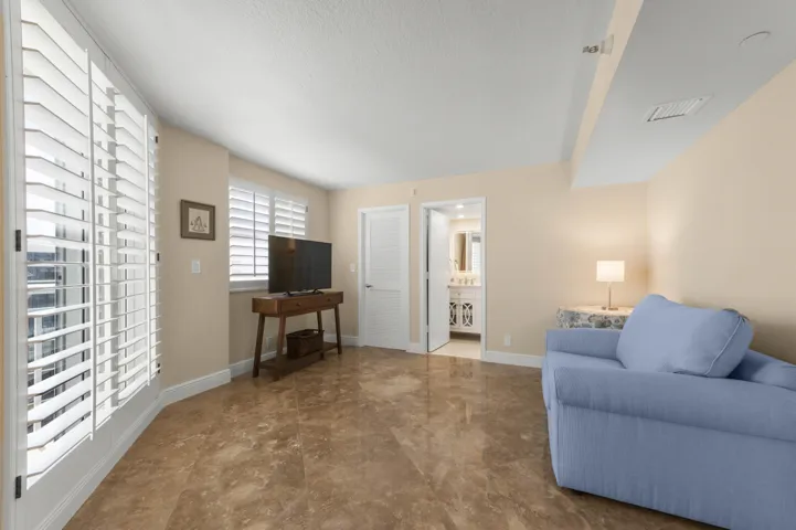 19 Family Room 01