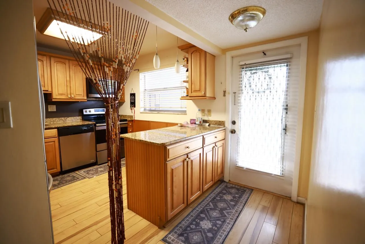 KITCHEN HALL