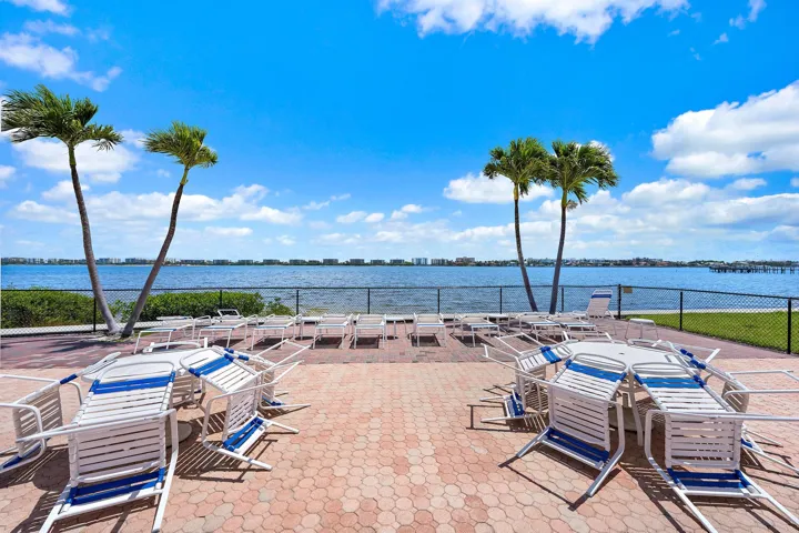 1516 S Lakeside Dr-13