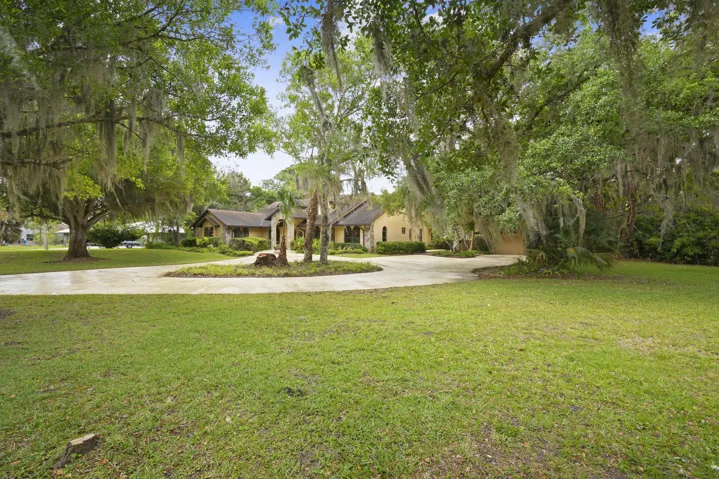 Front of Home complet with detatched garage and circular driveway for guests.