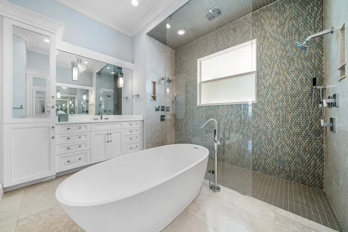 Soaking tub