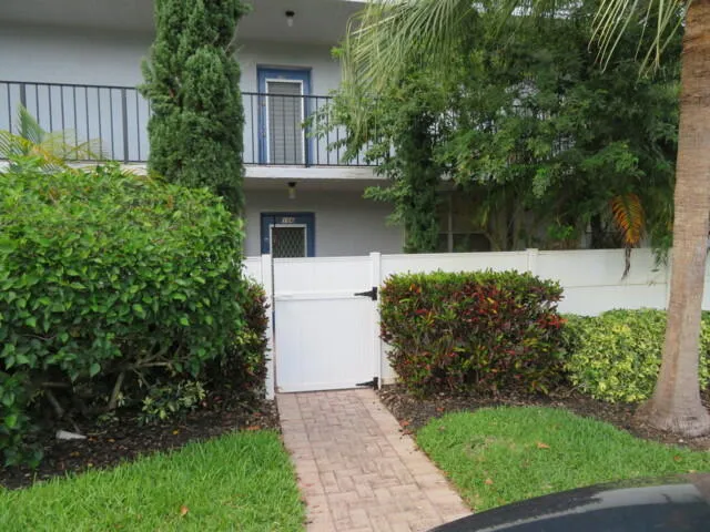 16_14723-106_Condo_Front