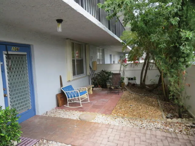 18_14723-106_Courtyard