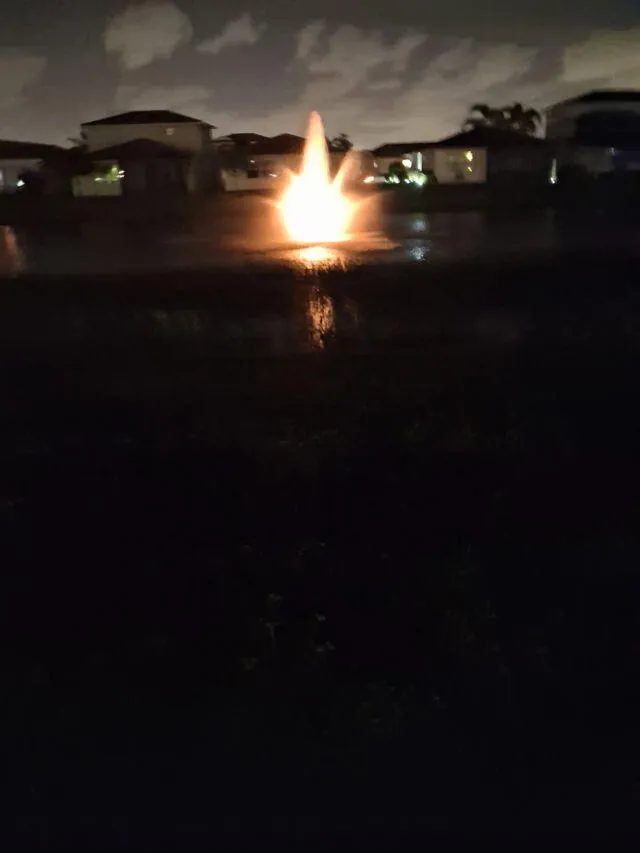 76_14723-106_Fountain_at_Nite