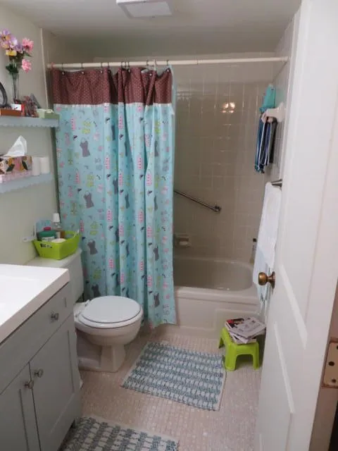 54_14723-106_Guest_Bath