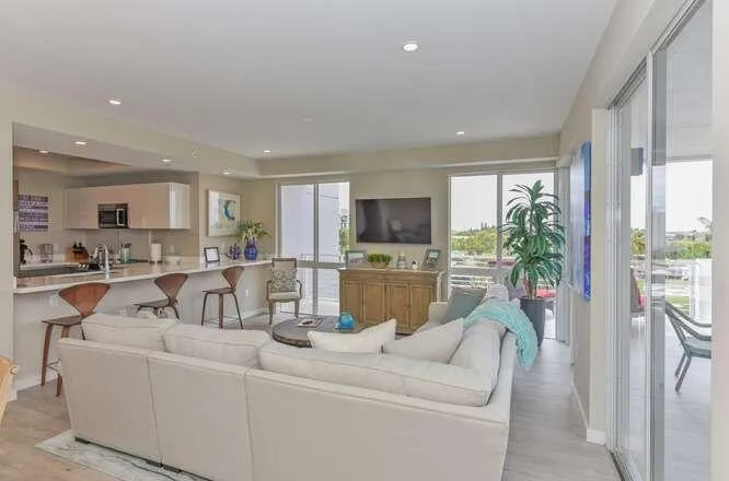 51 SE 19th Ave Unit 401-small-029-029-51