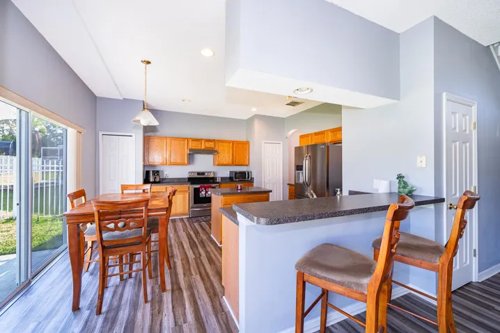 Eat-in kitchen