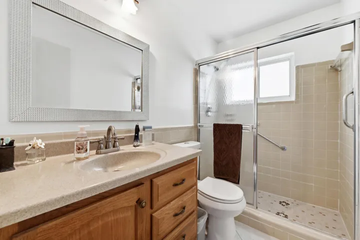 24 Bathroom 01