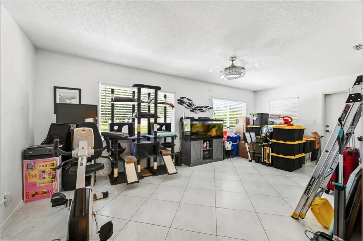 14 family room 01