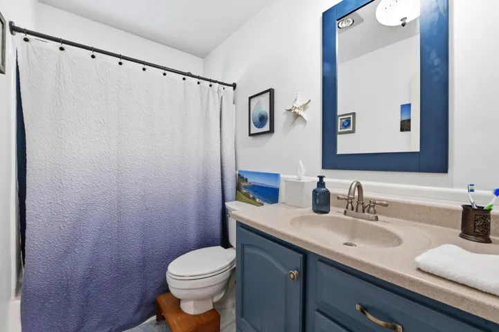 17 Bathroom 02