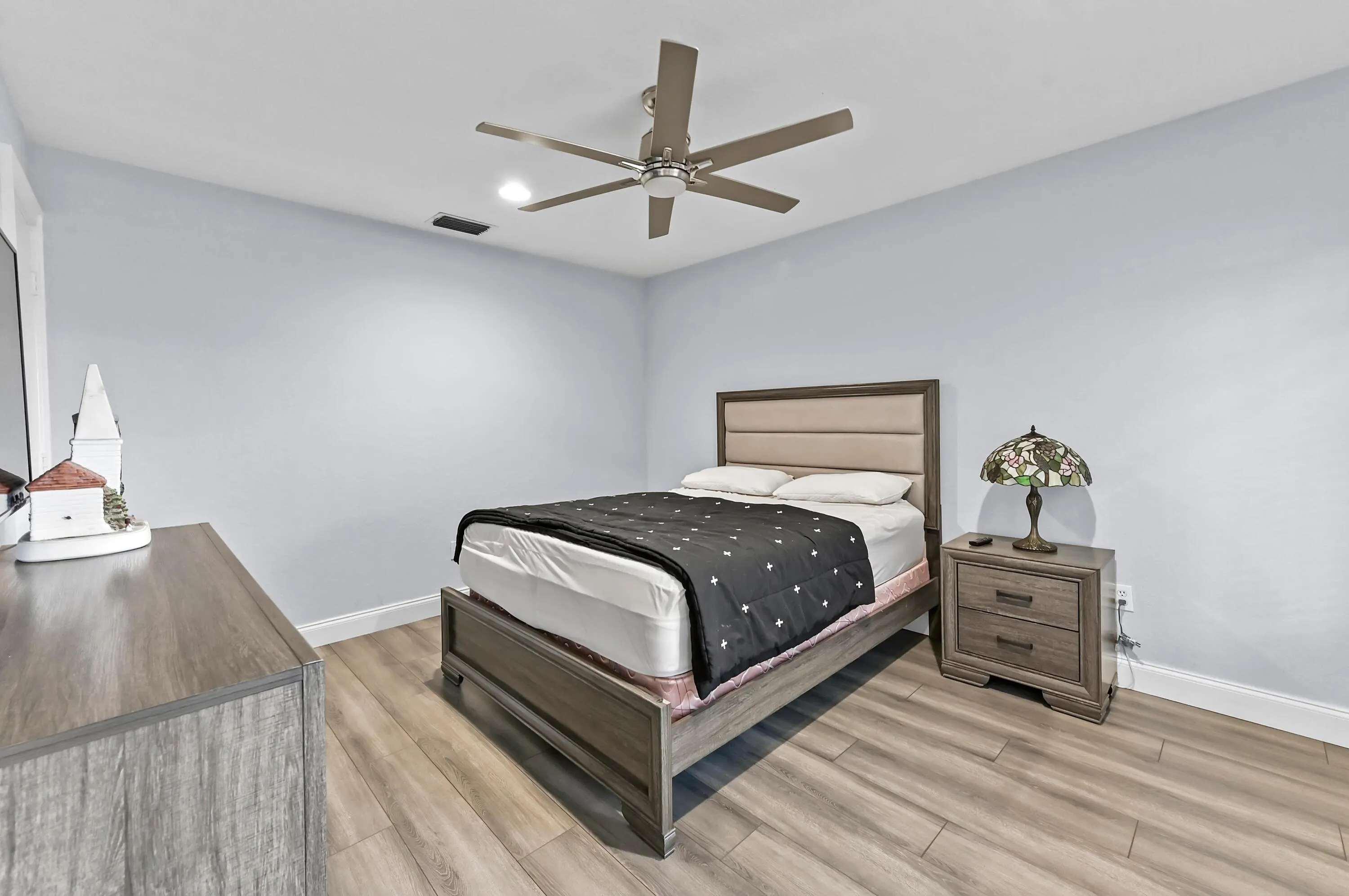 07 Bedroom 01