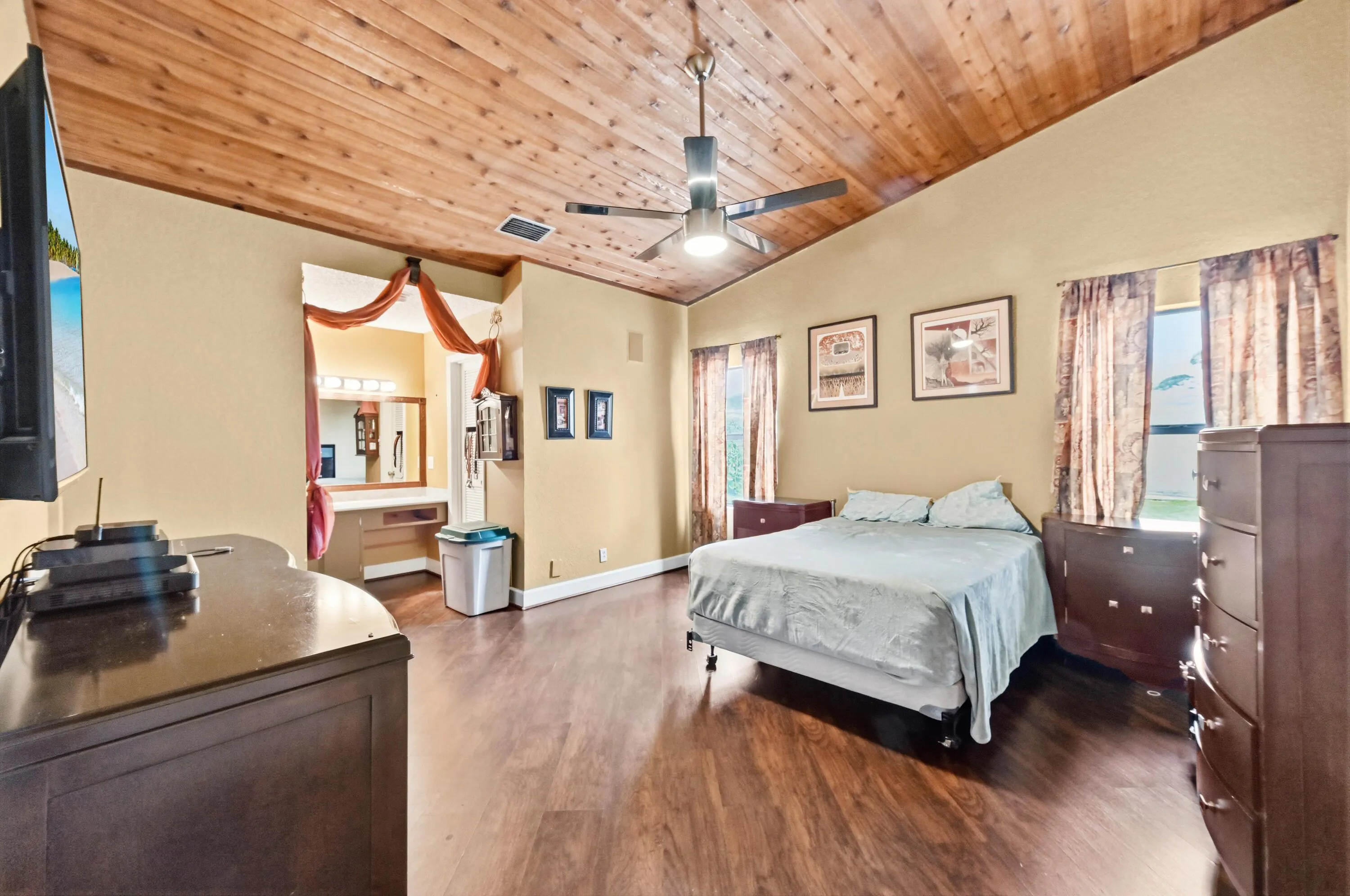 27 Bedroom 01